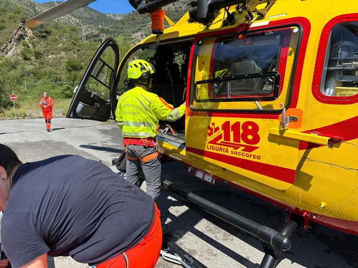 Ceriana: cade da un muretto mentre esegue lavori in campagna, 70enne in elicottero a Pietra Ligure