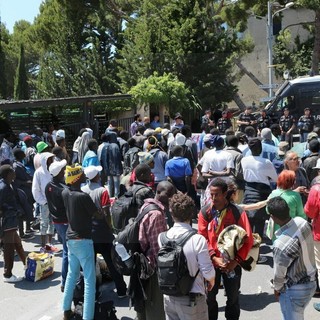 Ventimiglia: migranti sempre fermi di fronte al Forte dell'Annunziata, strada chiusa e situazione di stallo