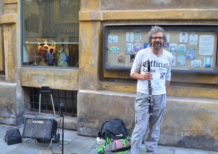 Sanremo: la musica è troppo alta e dà fastidio ai commercianti, nuova multa ad un musicista in via Matteotti (Foto e Video)
