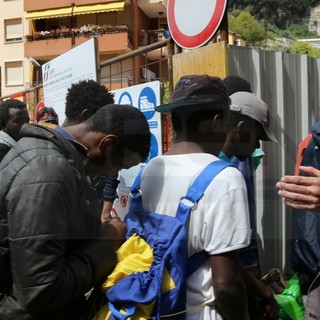 Ventimiglia: situazione migranti, l'esasperazione di un commerciante: Siamo stufi!!&quot;