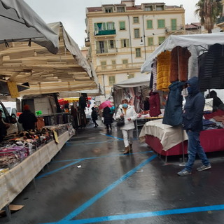 Sanremo: ultimo mercato 'giallo' sotto una fastidiosa pioggia, stamattina qualche francese tra i banchi (Foto)