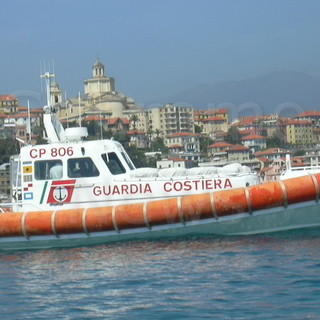 Sanremo: forte vento imperversa sul Ponente, la Guardia Costiera soccorre barca a vela con 3 giovani