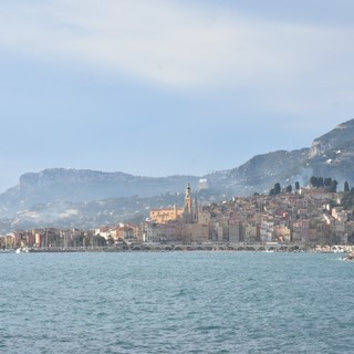 Mentre in Italia non si possono svolgere i mercati di Sanremo e Ventimiglia a Mentone c'è invece il 'liberi tutti' (e senza mascherine) (Video)