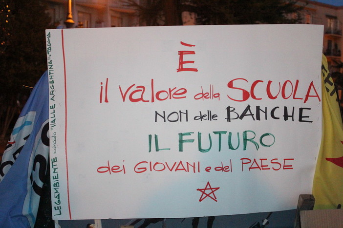 Imperia: Oltre un centinaio di studenti hanno sfilato contro le manovre del Governo Monti