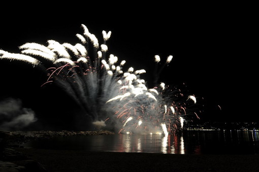 San Bartolomeo al Mare: spettacolare show pirotecnico per M&amp;T Festival 2013, stasera un nuovo evento