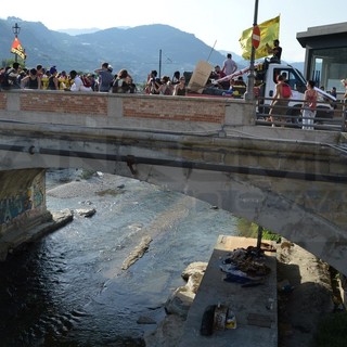 Un'immagine simbolo della manifestazione di oggi: il corteo e sotto i giacigli dei migranti sul Roya