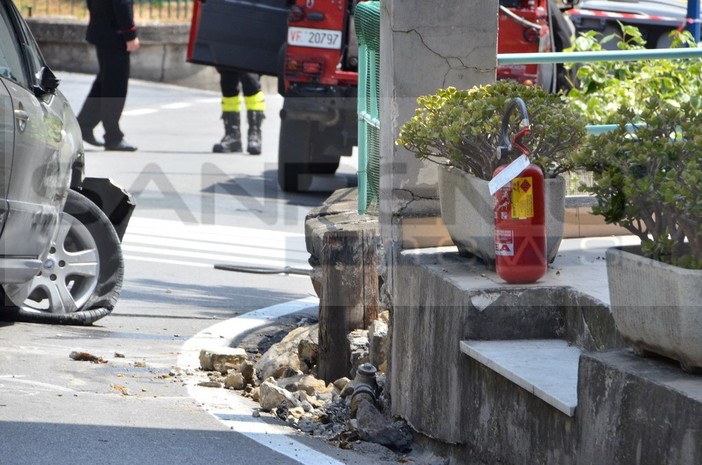 Sanremo: auto rompe una condotta del gas uscendo fuori strada, corso Inglesi chiusa per un'ora vicino ai Carabinieri