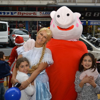 Sanremo: festa di Babbo Natale in via Pietro Agosti, i ringraziamenti di Francesca, Vanessa e Angela