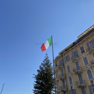 La nuova bandiera tricolore sul piazzale 'Guardia Costiera'