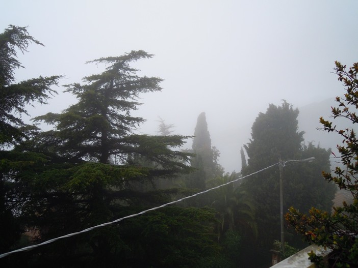 Nebbia in Val Padana? No... semplicemente Sanremo questa mattina, le foto di un lettore