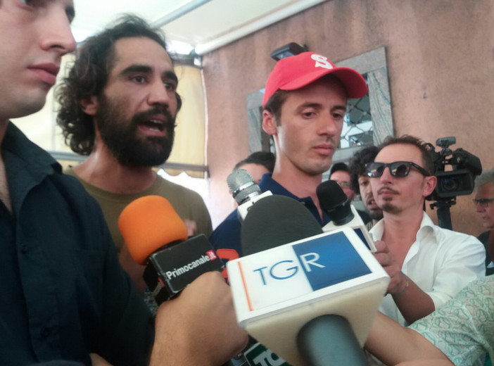 Ventimiglia: incontro tra 'No Border' e media &quot;Non c'entriamo nulla con la morte dell'agente&quot; (Foto e Video)