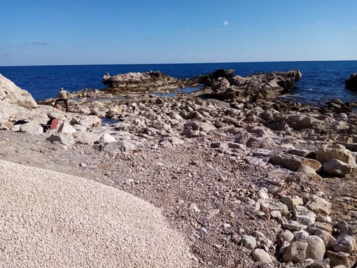 Ventimiglia: spiaggetta dei Balzi Rossi, la doppia segnalazione dello scrittore Enzo Barnabà
