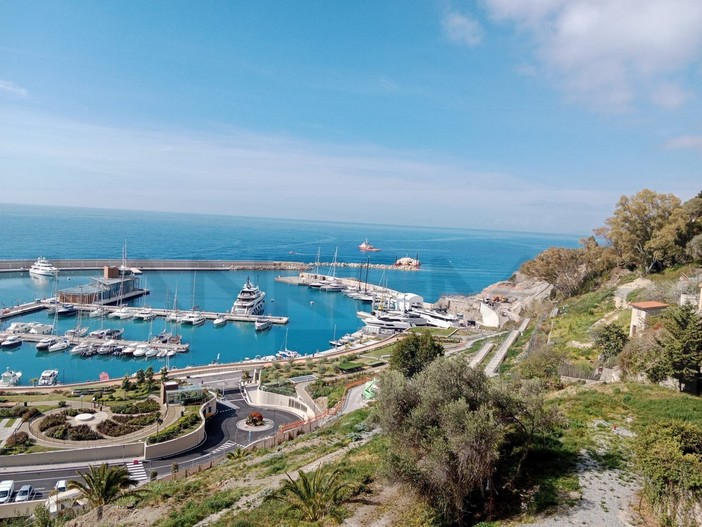 Ventimiglia: iniziati i lavori della nuova scogliera dopo il respingimento al Tar del ricorso per i materiali (Foto)