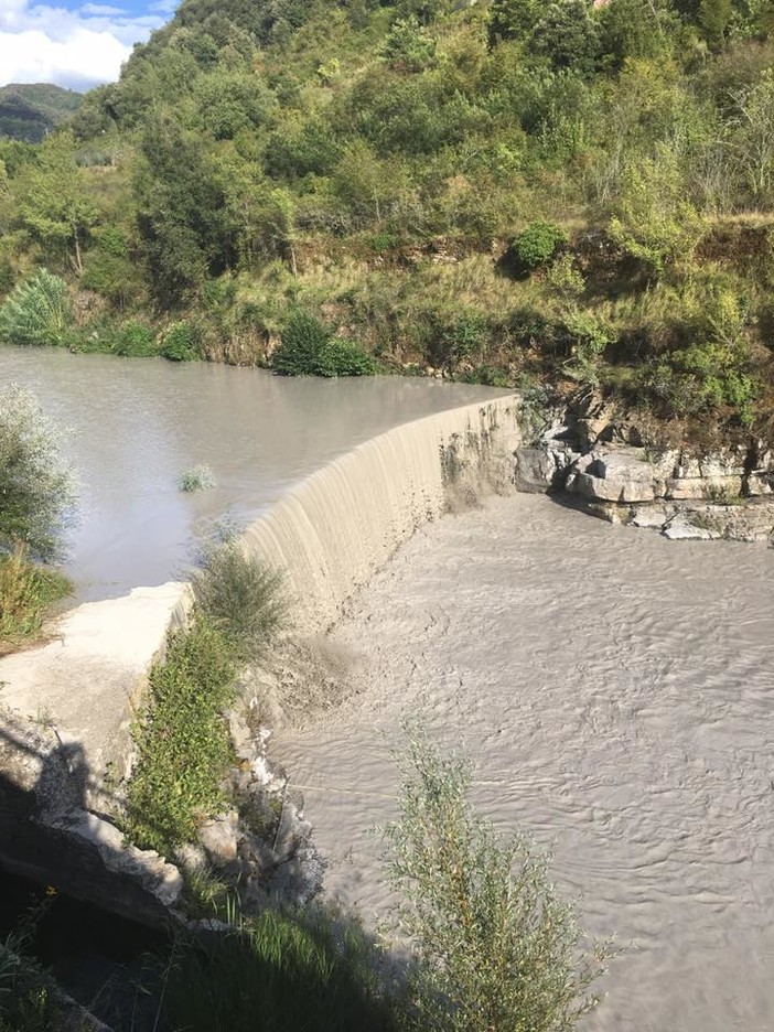 Una piccola frana si stacca nella zona di Buggio e il terreno finisce nel Nervia che diventa grigio