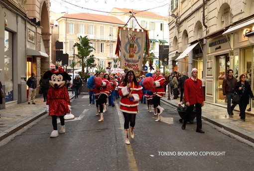 Sanremo: 'Canta &amp; Sciuscia', Topolino e Minnie ed i Carabinieri in alta uniforme, il Natale negli scatti di Tonino Bonomo