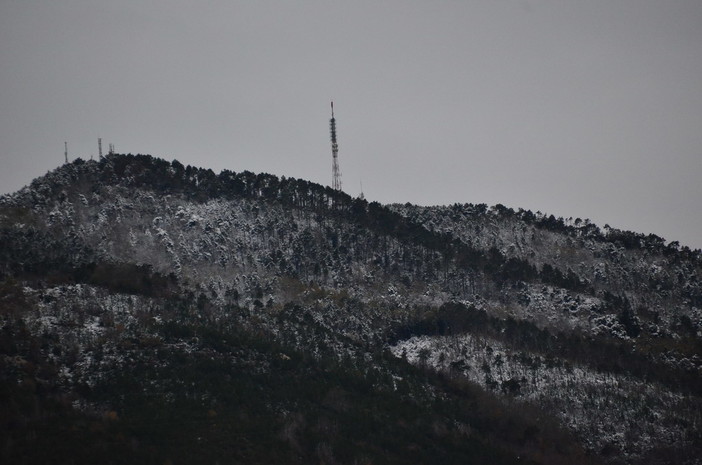 Sanremo: neve a Monte Bignone che questa mattina si presente con un particolare 'bianco novembrino'