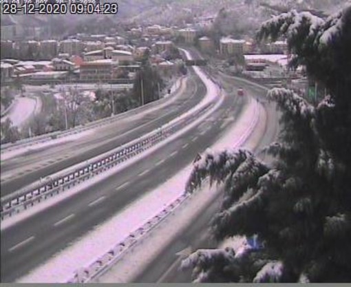 Neve sull'Autostrada dei Fiori, uscita obbligatoria a Finale per chi viaggia in direzione Genova