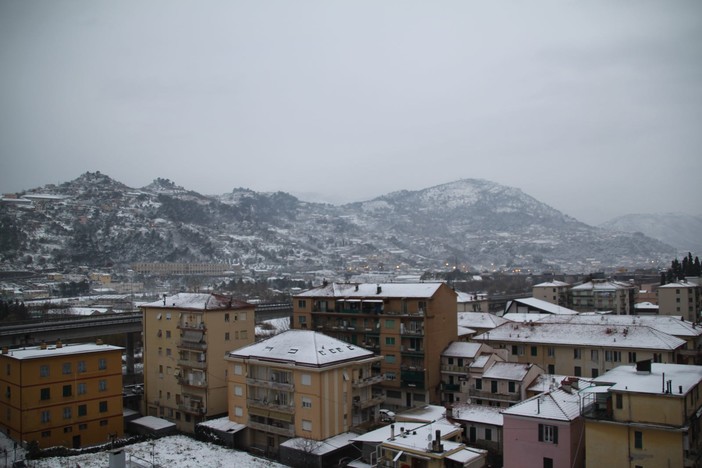 Ventimiglia ancora una volta la città costiera più colpita dalla neve: sono scesi 20 centimetri (Foto)