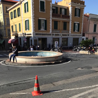 Ventimiglia: con i nuovi sbarchi cambia la “mappa” dei migranti, ora in piazza della stazione i magrebini sono in netta maggioranza