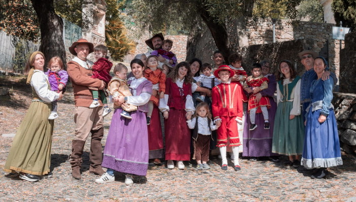 Taggia: sfilata in abiti tradizionali del Corteo Storico per i bambini del nido 'Le Bollicine' (Foto)