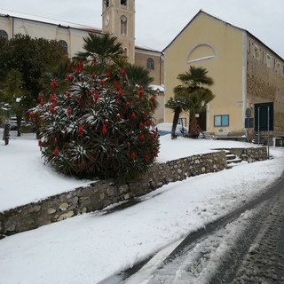 Golfo dianese colpito dalla nevicata di oggi: domani scuole chiuse per il pericolo ghiaccio