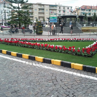 L'aiuola spartitraffico in piazza Colombo