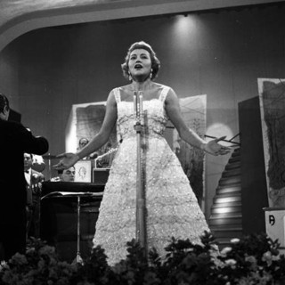 Nilla Pizzi al Festival di Sanremo del 1951 con “Grazie dei fiori”