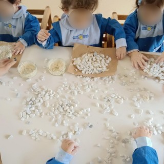 Ventimiglia: la mosaicista Graziella Caliò al nido d'infanzia 'L'Aquilone' per spiegare il 'risseau' (Foto)