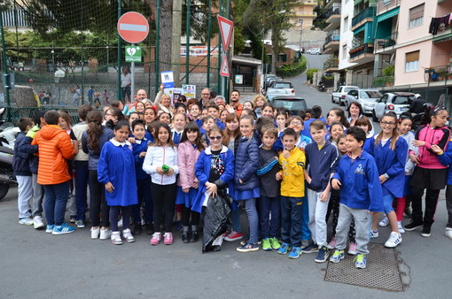 Sanremo ha fatto '10': posizionato nella zona del Borgo il decimo defibrillatore della città dei fiori (Foto e Video)