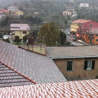 Maltempo: spruzzata di neve in alcune zona della provincia, le foto da Pontedassio e Taggia