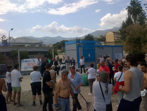 &quot;Salviamo la spiaggia dell'Antenna&quot;, al via la pulizia della spiaggia dei candidati di 'Noi per Sanremo'