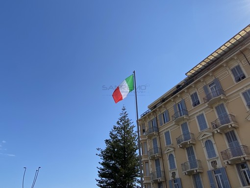 La nuova bandiera tricolore sul piazzale 'Guardia Costiera'