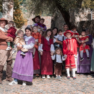 Taggia: sfilata in abiti tradizionali del Corteo Storico per i bambini del nido 'Le Bollicine' (Foto)