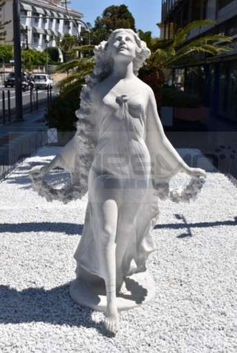 Sanremo: una 'nuova' statua della Primavera, da ieri è esposta di fronte alla casa d'aste 'Martini' (Foto)