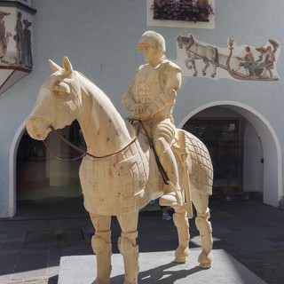 Nagelmann, scultura di Fernando Sánchez Castillo alla V Biennale Gherdëina, Ortisei 2016