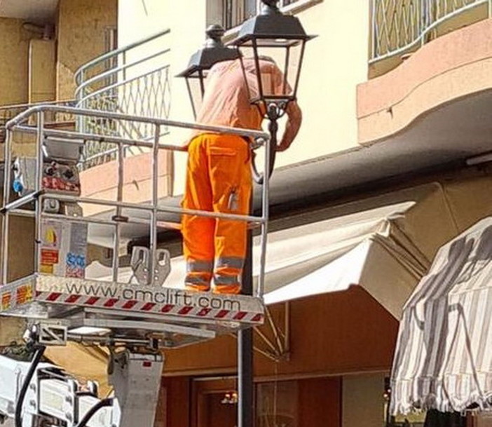 Ventimiglia: prosegue il restyling dell'illuminazione pubblica, nuovi lampioni in via Mazzini e via Milite Ignoto