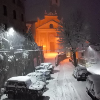 Fitta nevicata di ieri sul ponente ligure: ecco le foto di Fabio Basuino di Cenova in Valle Arroscia imbiancata