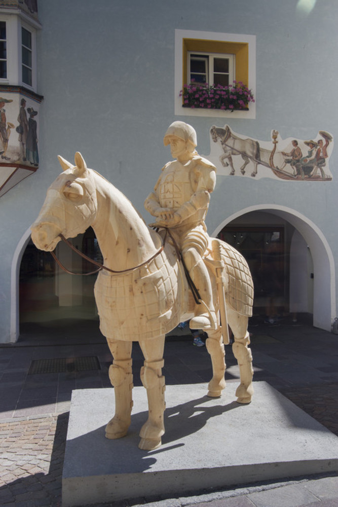 Nagelmann, scultura di Fernando Sánchez Castillo alla V Biennale Gherdëina, Ortisei 2016