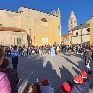 Festa di Natale a Cipressa con i bimbi della primaria e dell'infanzia