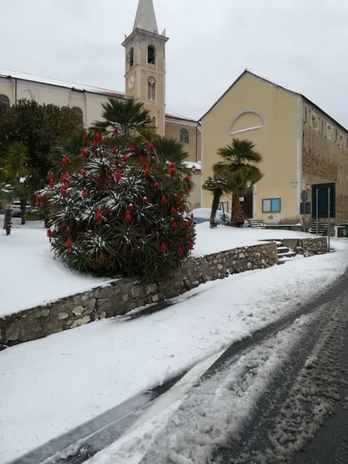 Golfo dianese colpito dalla nevicata di oggi: domani scuole chiuse per il pericolo ghiaccio