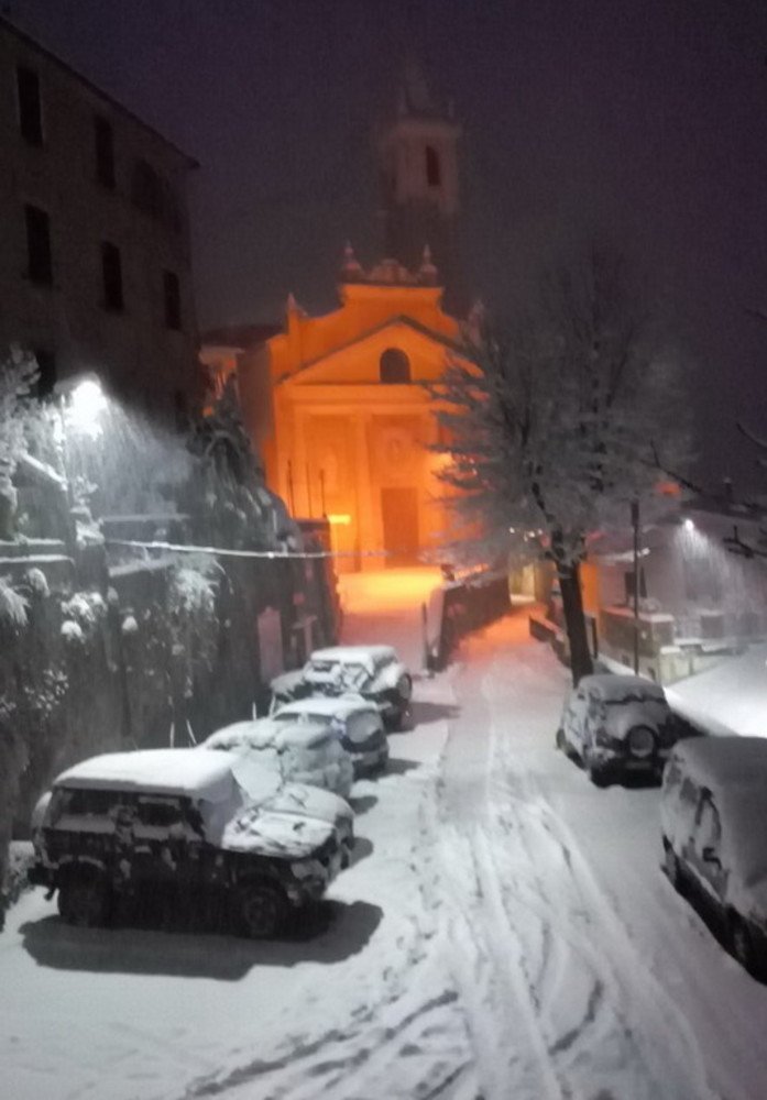 Fitta nevicata di ieri sul ponente ligure: ecco le foto di Fabio Basuino di Cenova in Valle Arroscia imbiancata