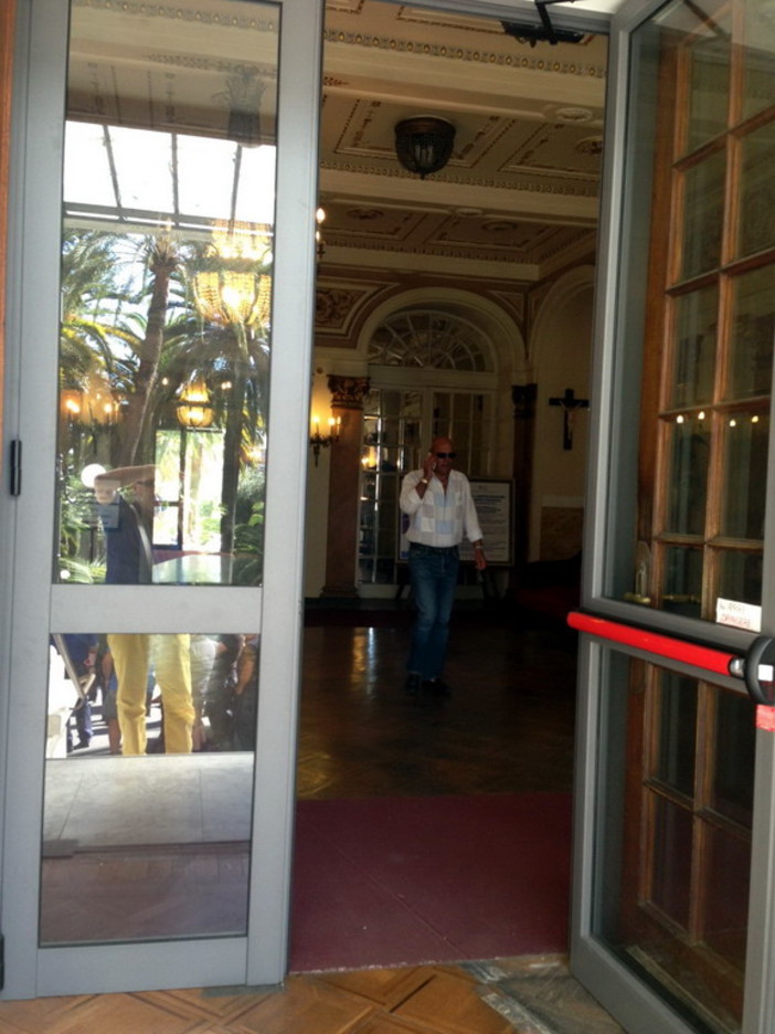 Sanremo: nuovo portone per la sede comunale di palazzo Bellevue con il maniglione antipanico