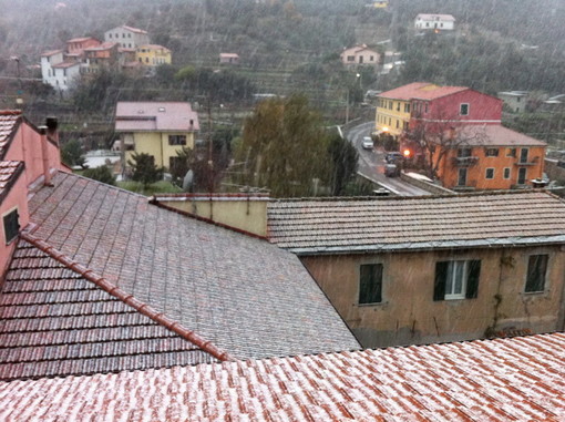 Maltempo: spruzzata di neve in alcune zona della provincia, le foto da Pontedassio e Taggia