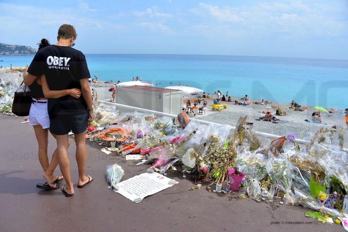 Nizza: a 10 giorni dall'attentato del 14 luglio sulla Promenade si cerca di tornare alla normalità, ma non è facile