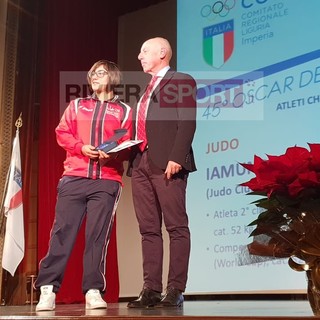 Eugenio Nocita, Assessore allo Sport di Sanremo, premia la judoka Maruska Iamundo (Judo Club Ventimiglia) all'Oscar dello Sport Imperiese