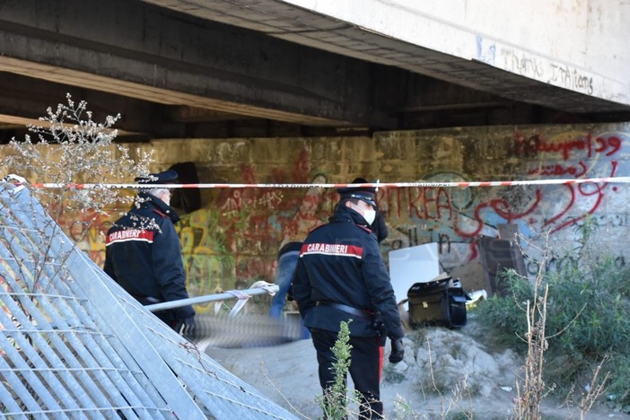 Omicidio a Ventimiglia: cadavere trovato sotto cavalcavia, delitto consumato tra migranti (foto e video)