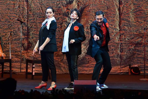 Bordighera: grande successo per la prima di 'Fughe di Teatro… e di Umorismo': gli Oblivion conquistano il Palaparco
