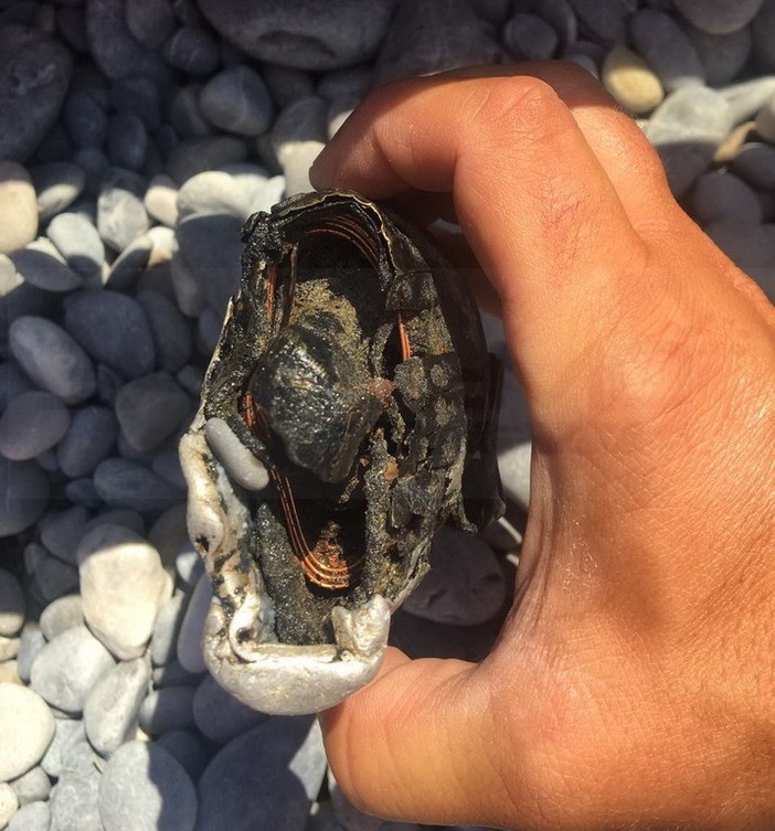 Vallecrosia: ordigno trovato sulla spiaggia vicino al 'Grecale', intervento di Guardia Costiera e Carabinieri