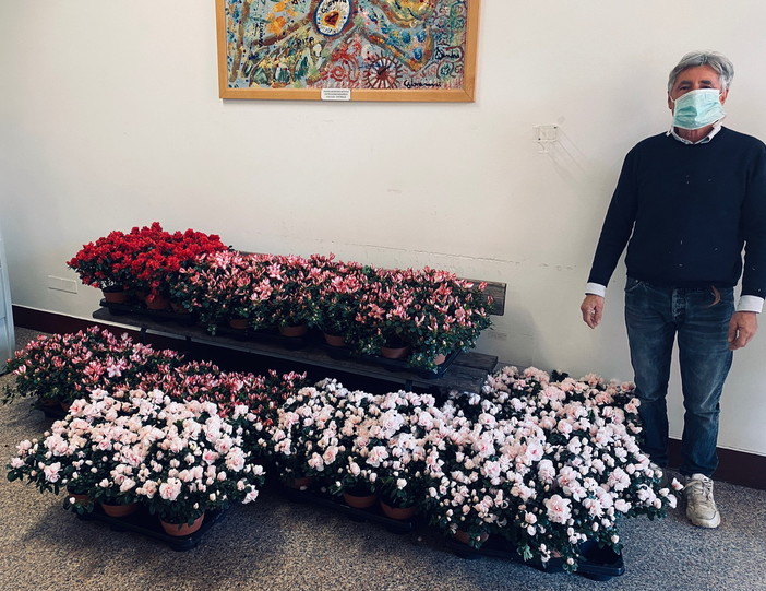 Bordighera: floricoltori locali omaggiano gli operatori del 'Saint Charles' dei loro prodotti (Foto)