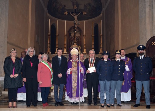 Sanremo, il questore Peritore consegna al vescovo Suetta l’olio di Capaci (Foto)